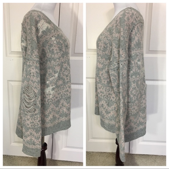 WIldfox distressed sweater - Picture 2 of 7